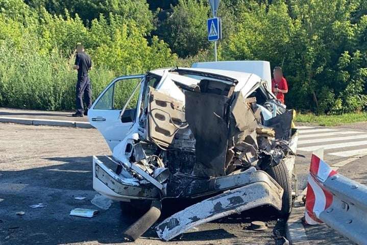 Смертельна ДТП на Київщині: Mercedes врізався у вантажівку (фото)