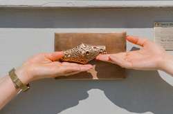 У столиці з’явилась бронзова мініскульптурка, яку можуть затерти до дірок (фото)