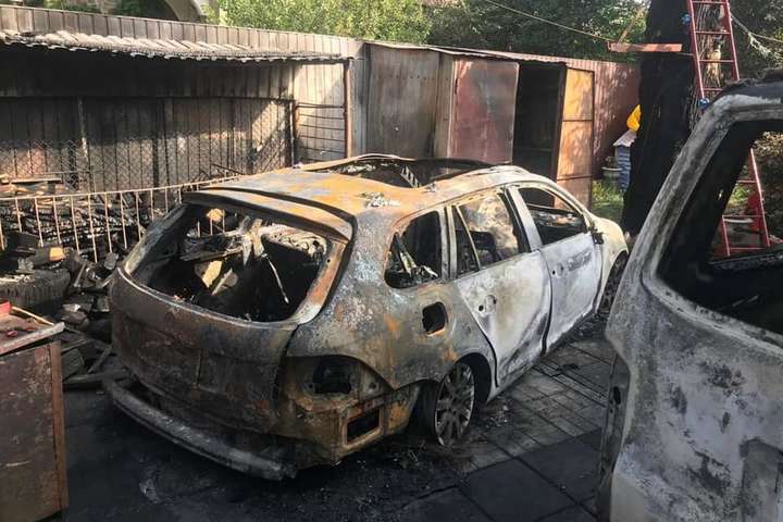 Згоріли дві автівки та гараж мешканця Боярки - На Київщині викрили паліїв, які знищили майно на понад 500 тис. грн (фото, відео)