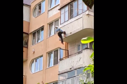 На Тернопільщині жінка поважного віку випала з балкона і повисла на мотузках (відео)
