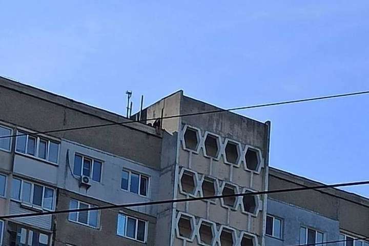У Києві патрульні зняли з даху висотки 16-річного хлопця (фото)