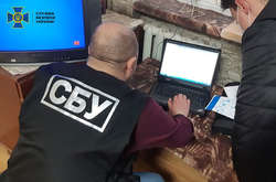 У соцмережі обвинувачений обурювався, що чинна влада  «розпродує олігархам українські чорноземи і забороняє святкувати День Перемоги» 