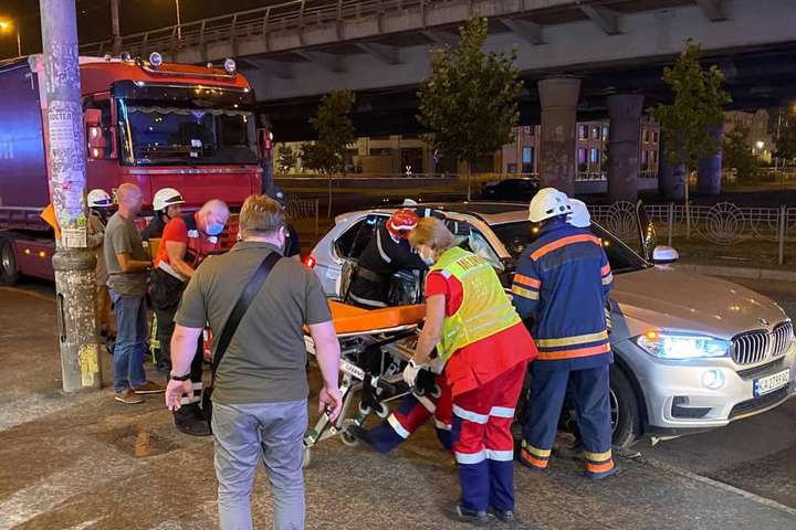 П’яна ДТП у Києві: пасажирку з розбитого BMW діставали рятувальники (фото, відео)