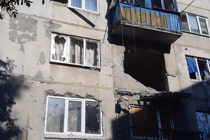 Бойовики обстріляли багатоповерхівку в Красногорівці: поранено чоловіка