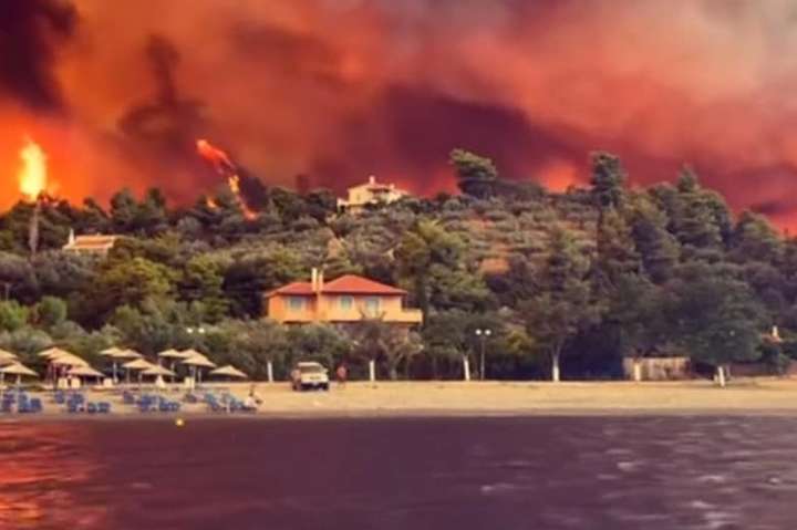З охопленого пожежею грецького острова морем евакуювали людей