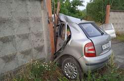 Автомобіль у результаті зіткненням із огорожею отримав серйозні пошкодження