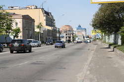 Дорожнє покриття на вул. Набережно-Хрещатицькій потребує середнього ремонту