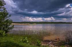 Варто очікувати дощів, гроз, злив, шквалів та граду