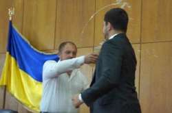 Мэр Конотопа облил «слугу народа» водой (видео)