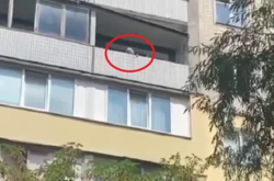 Пенсіонерка у Києві з восьмого поверху жбурнула по дітях праскою