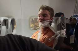 У США знешкодили хулігана в літаку: обмотали скотчем і заклеїли рот (відео)
