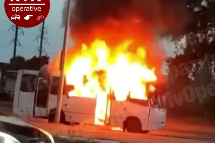 У Києві спалахнула маршрутка з пасажирами (відео)