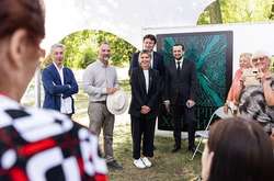 Как носить брючный костюм с кедами: образ Елены Зеленской (фото)