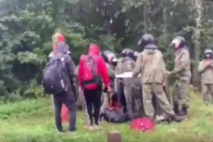 Білоруські прикордонники зі щитами відганяють нелегалів до кордону Литви (відео)