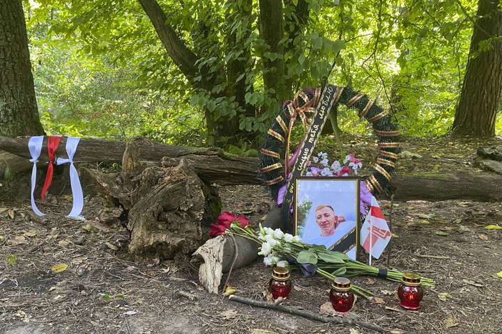 На місці загибелі білоруса Шишова в Києві з’явився меморіал (фото)