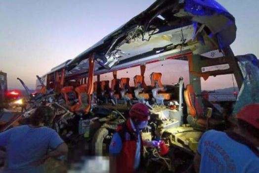 В Турции автобус столкнулся с грузовиком, есть погибшие и десятки пострадавших 