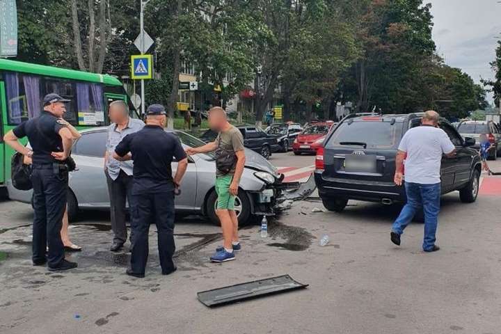 У Вишгороді некерований автомобіль збив велосипедиста і протаранив КІА (фото)