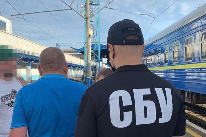 На вокзалі в Києві СБУ затримала ексчиновника «Укрзалізниці», що ховався від слідства