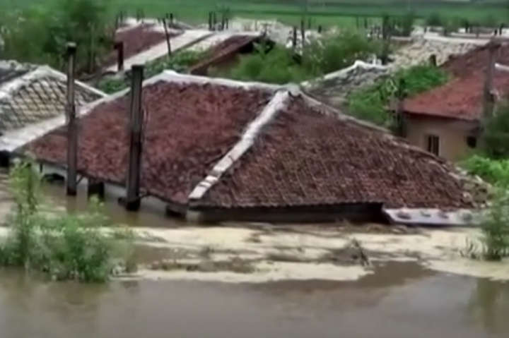 У Північній Кореї зливи наробили біди: зруйновано мости, евакуйовано людей (відео)