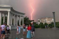 Одесу накрила негода: показали відео блискавиць