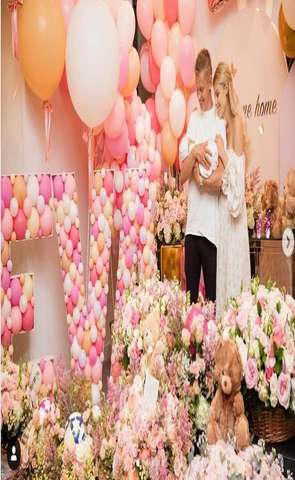Мільйон кульок і троянд. Зінченко зустрів дружину після пологів і дав дочці ім’я (фото)