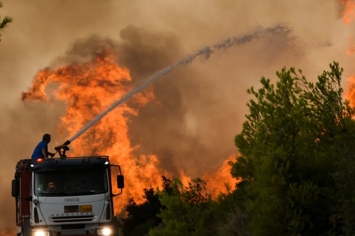 Пожежі в Греції: біля Афін евакуювали понад 1000 людей, є перші жертви