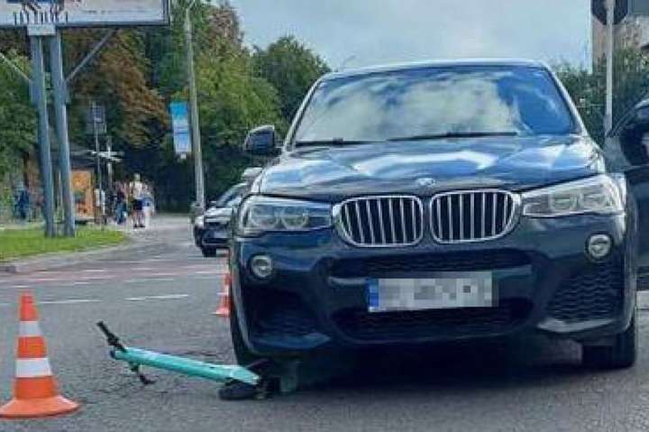 У Львові авто збило хлопця на електросамокаті