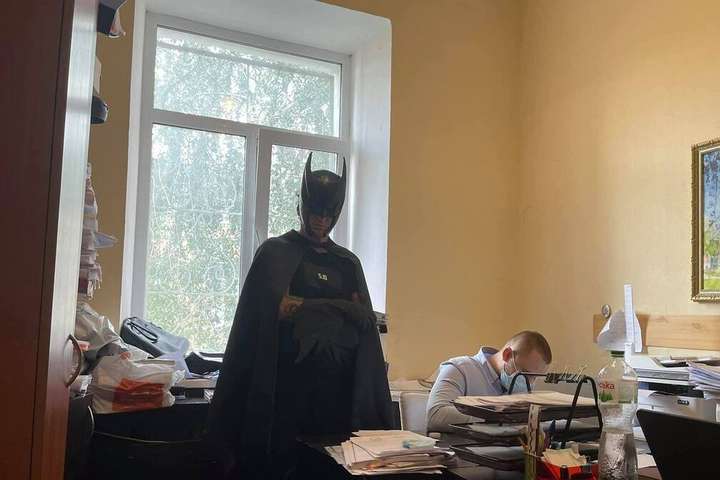 Екснардеп прийшов на допит у поліцію в костюмі Бетмена