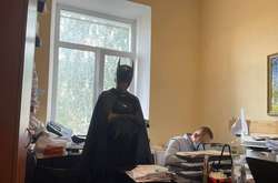 Екснардеп прийшов на допит у поліцію в костюмі Бетмена