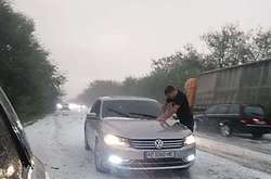 Зима в начале августа: снегом засыпало трассу Одесса-Николаев (фото, видео)