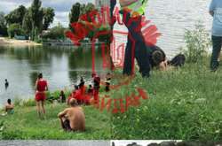 Дівчина відпочивала не сама