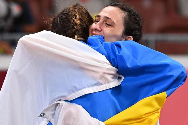 Магучіх була з прапором України, а Ласіцкене з прапором Олімпійського комітету Росії - Українка Магучіх обійняла російську легкоатлетку, яка була довіреною особою Путіна