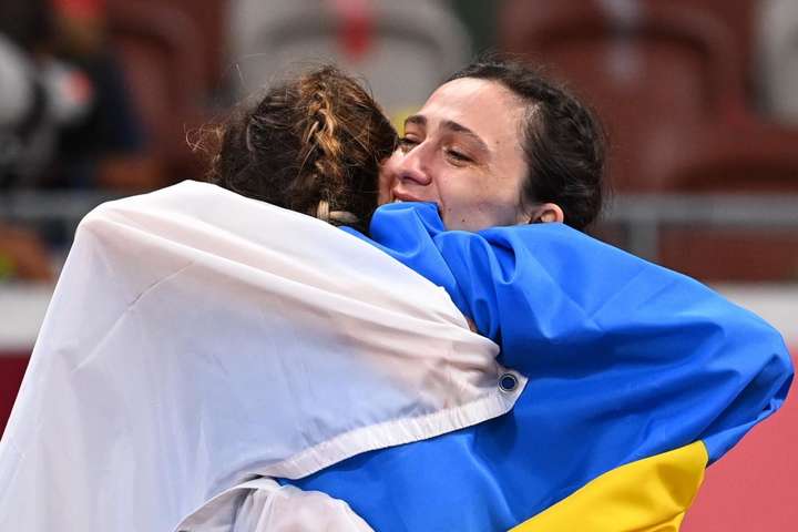Украинка Магучих обняла российскую легкоатлетку, которая была доверенным лицом Путина