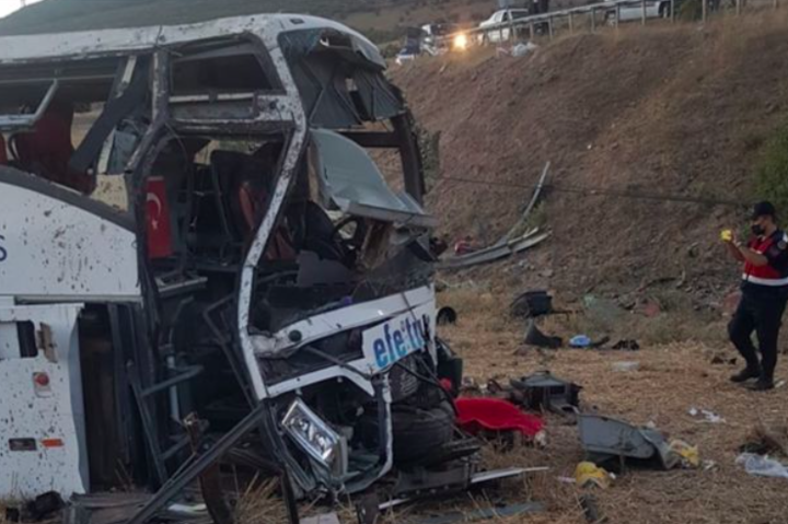 Щонайменше 15 людей загинули в аварії пасажирського автобуса на заході Туреччини