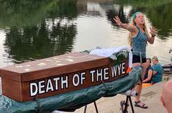 У Великій Британії активістка влаштувала заплив із труною (фото)