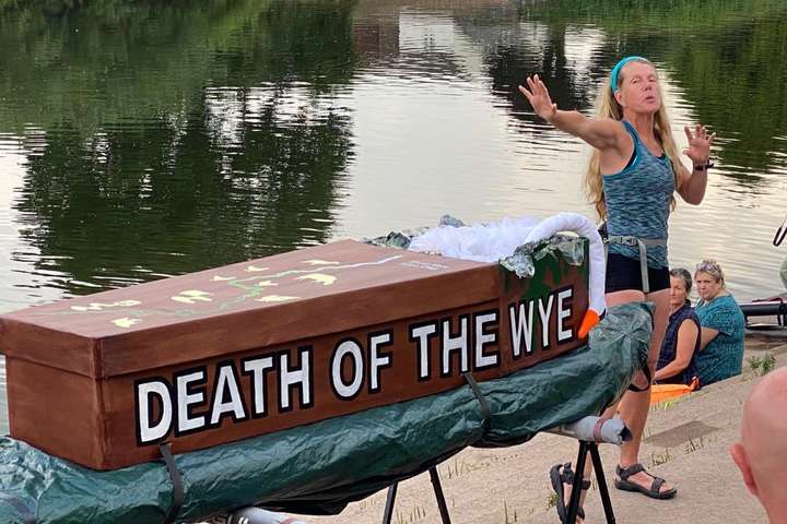В Великобритании активистка устроила заплыв с гробом (фото)