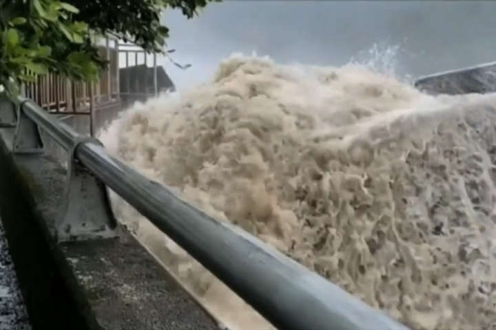 На Тайвані повінь знесла міст (відео)
