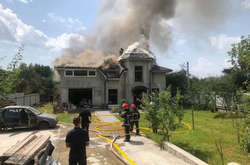 Літак впав на будинок