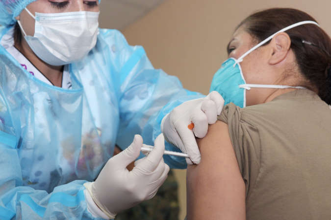 У Казахстані пропонують стріляти в людей дротиками з вакциною проти ковіду