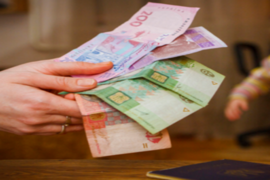 Многодетным семьям выплатят по 2 тыс. грн: как получить деньги