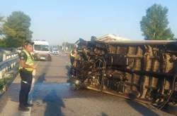 Автобус перекинувся після зіткнення з відбійником