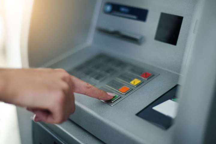 Експерти розповіли, що робити, якщо банкомат «зажував» гроші