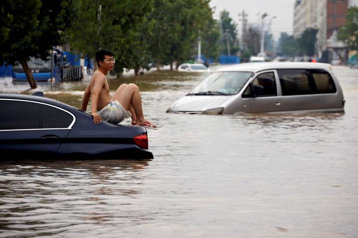 Потужна повінь накрила Китай: евакуйовано понад 80 тис. осіб (відео)