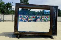 Бетонна стіна уздовж столичного пляжу перетворюється на арт-об’єкт (фото)