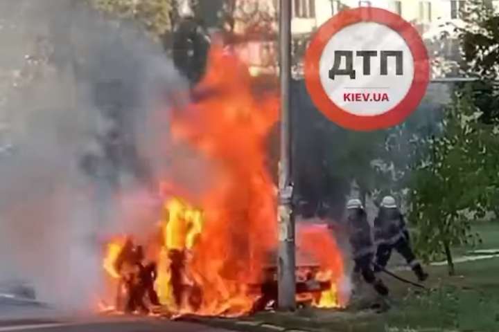 Покарання «героя парковки»: на газоні в Києві вщент згорів автомобіль (відео)