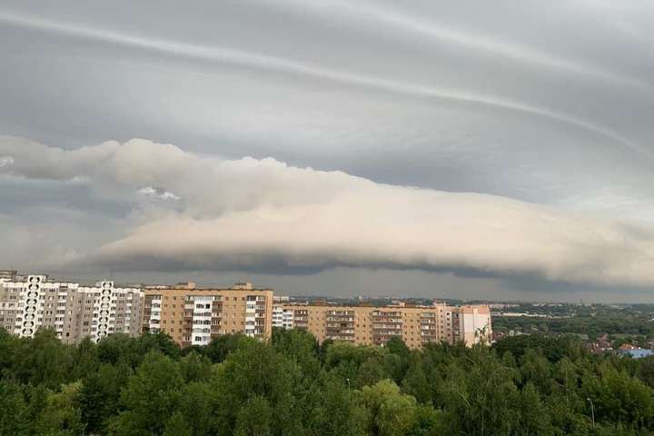 На Рівненщині зафіксували моторошні хмари (фото)