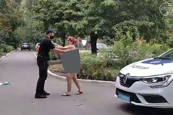 Голяка, але у масці. Поліція затримала в Маріуполі роздягнену жінку 