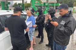   Після передачі винагороди за умисне вбивство спільників було затримано  
  