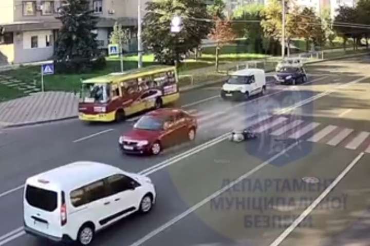 У Києві на переході автомобіль зніс пішохода (відео)