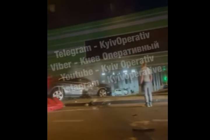 У Києві автомобіль пробив відбійник і вилетів з дороги (відео)